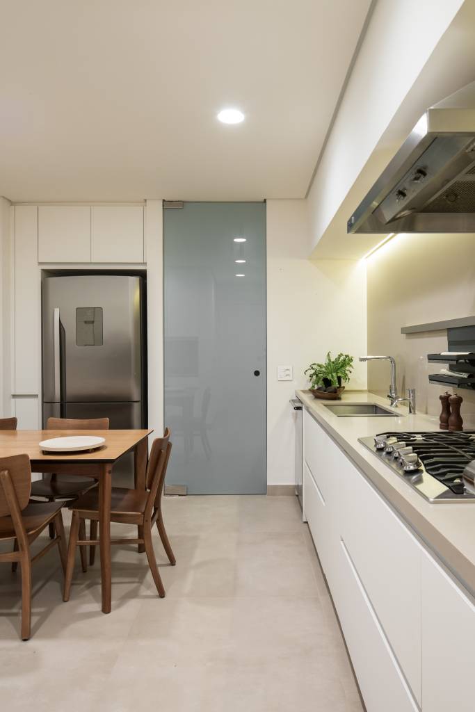 30-base-neutra-cores-escuras-e-design-assinado-formam-este-apê-de-170-m-2 Cozinha com décor neutro, cadeiras e mesas de madeira e marcenaria branca