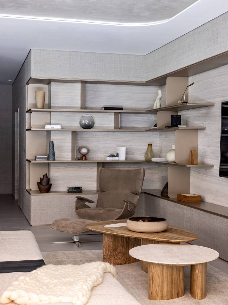32-casa-de-330-m-2-recebe-projeto-inspirado-em-campos-de-algodão Detalhe de sala de estar com cadeira de design assinado