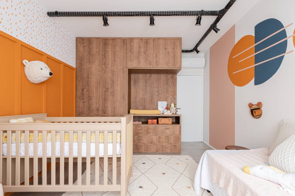 4-ape-de-155-m-2-da-década-de-60-é-renovado-e-ganha-estilo-industrial Quarto infantil com décor neutro e berço