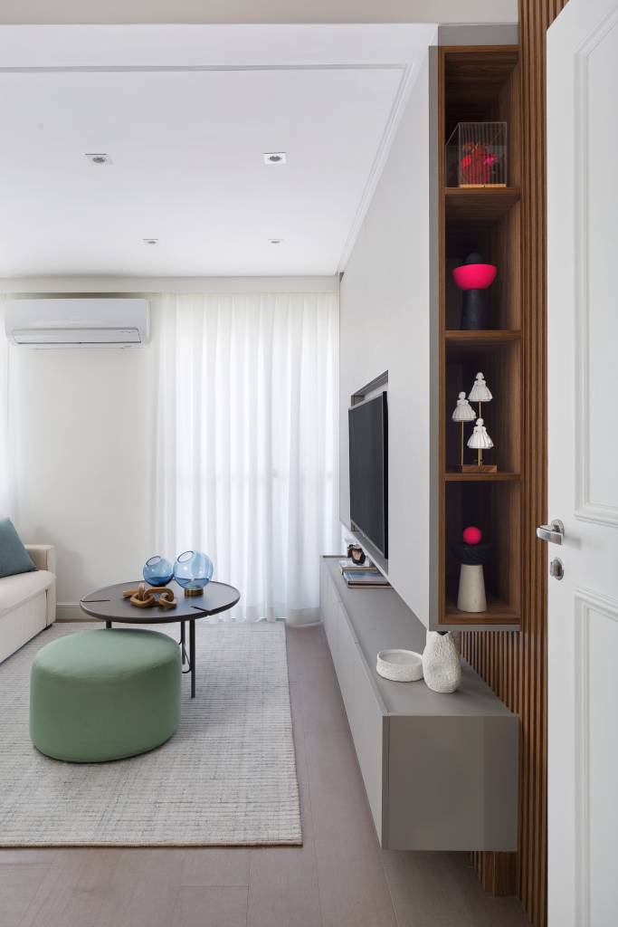 4-dúplex-de-70-m-2-resgata-paixão-pelo-forró-e-nordeste-no-décor Sala de estar com painel de madeira para TV