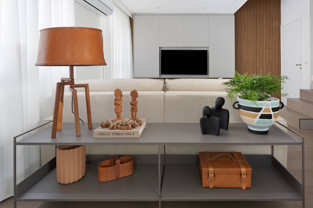 7-dúplex-de-70-m-2-resgata-paixão-pelo-forró-e-nordeste-no-décor Sala de estar integrada com décor neutro