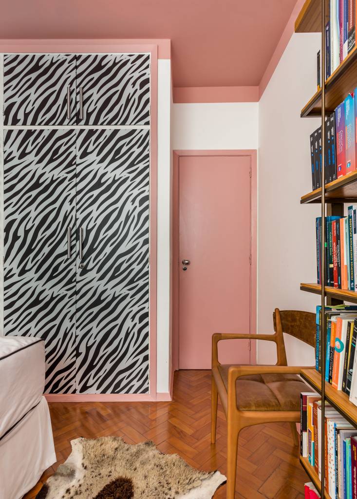 Apartamento assinado pelos arquitetos Richard de Mattos e Maria Clara de Carvalho da PÍLULA ARQUITETURA _ foto 11 Parede com papel de parede estampado com padrão zebra