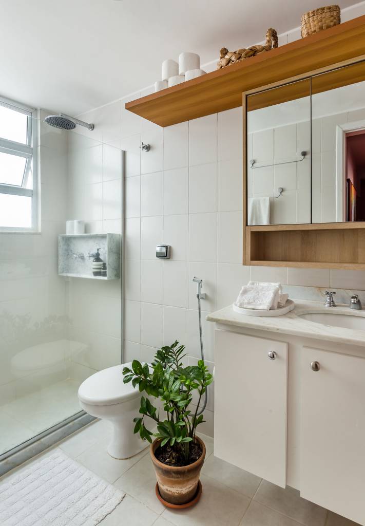 Apartamento assinado pelos arquitetos Richard de Mattos e Maria Clara de Carvalho da PÍLULA ARQUITETURA _ foto 13-banheiro Banheiro branco com sanitário; box de banho; pia e bancada