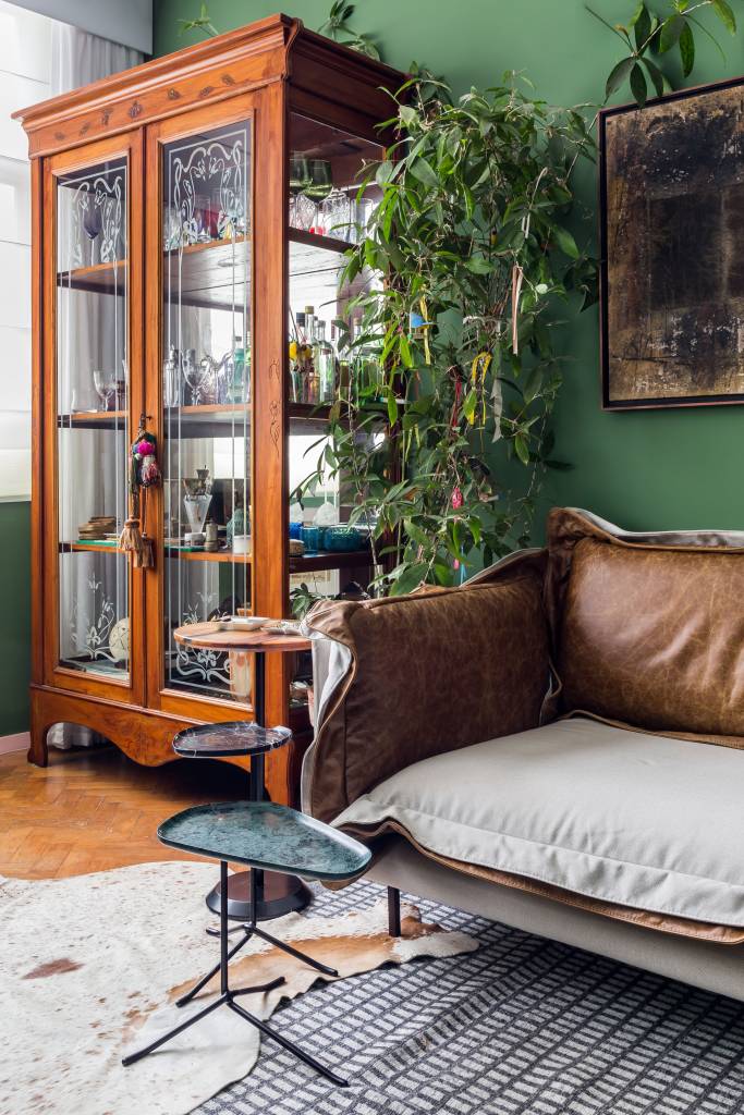 Apartamento assinado pelos arquitetos Richard de Mattos e Maria Clara de Carvalho da PÍLULA ARQUITETURA _ foto 4 Sofá em couro e cristaleira