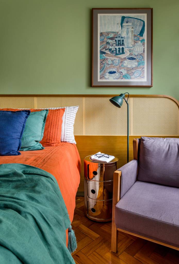 Apartamento assinado pelos arquitetos Richard de Mattos e Maria Clara de Carvalho da PÍLULA ARQUITETURA _ foto 9-poltrona-cama-quarto-cabeceira Quarto; cama de casal com roupa de cama laranja e almofadas; poltrona ao lado da cama