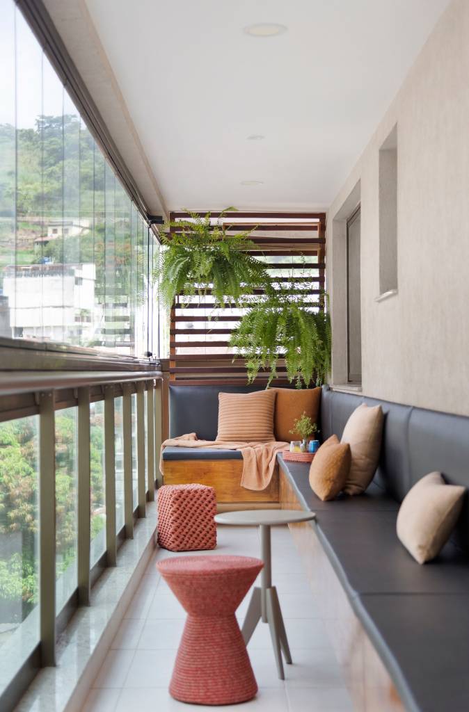Apartamento masculino no bairro Santa Rosa em Niterói assinado pelo STUDIO LIVIA AMENDOLA _ foto 8-varanda-bancos Varanda com bancos e almofadas