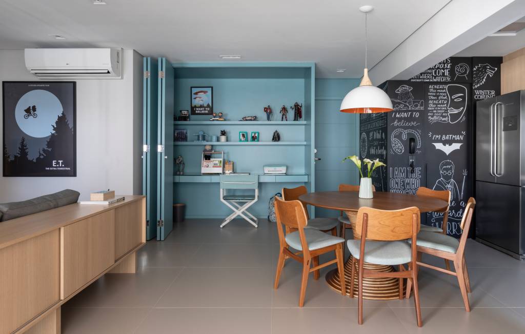 Confira-dicas-para-aqueles-que-pretendem-morar-sozinhos-Evelyn-Muller-ambientes-móveis-decoração-espaços-integrados A área social integrada com cozinha, salas de jantar, estar e home office, arrematado por meio do cloffice, uma estrutura idealizada para as atividades profissionais e que, quando for do desejo do morador, pode ser prontamente camuflada com o fechamento das portas do móvel planejado