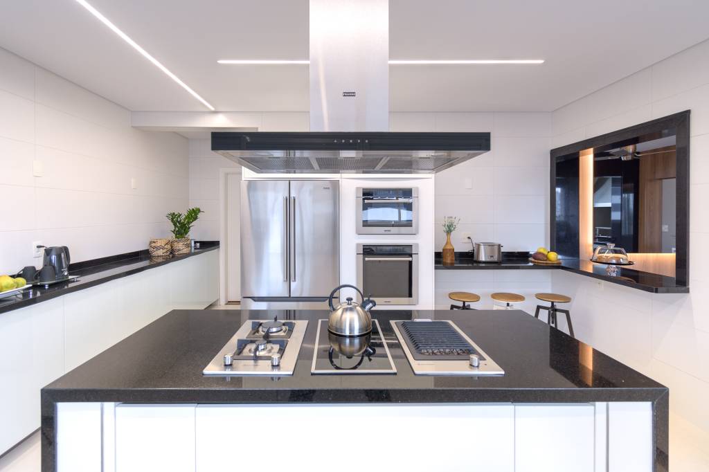 Dicas-para-valorizar-espaços-com-efeitos-incríveis-de-iluminação-Herman-Charles-Christ- Buzina-de-Imagem (10) Ilha da cozinha com fogão cooktop e exaustor de inox.