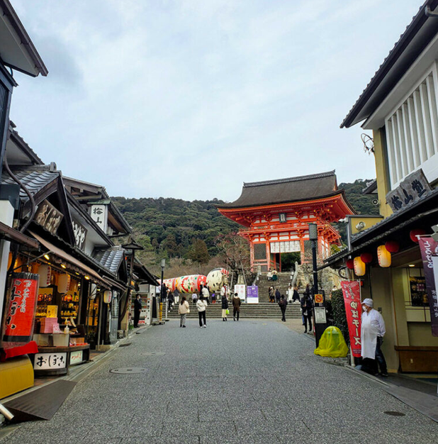 templo-no-Japao-tem-uma-boneca-Kokeshi-gigante