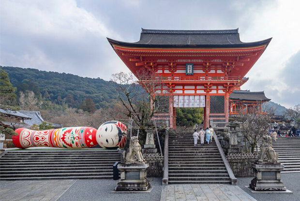 Este templo no Japão tem uma boneca Kokeshi gigante!