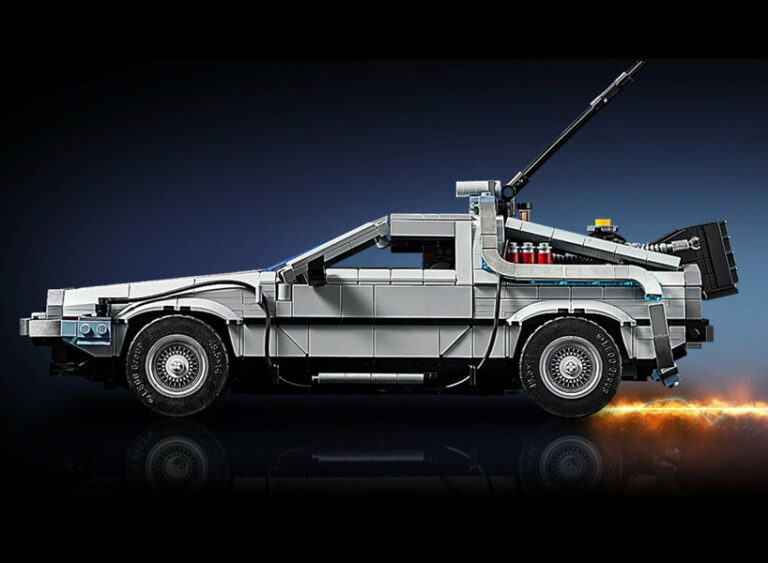 Lego-lança-kit de-De-Volta-para-o-Futuro-com-figuras-do-Doc-e-Marty-Mcfly-lego-back-future-designboom-lateral-de-volta-para-o-futuro Visão lateral da Delorean Lego de De Volta para o Futuro com as portas fechadas.