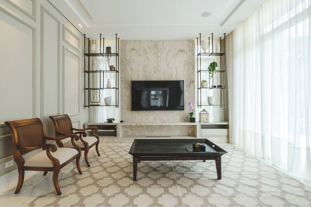 Moderno-e-orgânico-a-trend-para-se-reconectar-com-a-natureza-Casa.com.br-Marcelo-Stammer-decoração-dicas-inspiração-sala-de-estar Sala de estar com tv. Ambiente em tons complementares de branco, bege e marrom. Há uma mesa de centro preta e cadeiras acolchoadas, estruturadas em madeira escura.