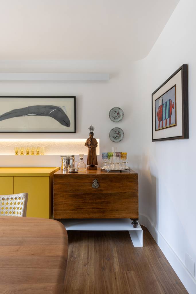Projeto Terça Arquitetura – Itaim Bibi I Foto Manuel Sá (16) Sala de jantar com pendente; mesa em madeira com quatro lugares; aparador amarelo; nicho iluminado
