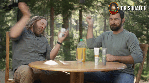 Gif de dois homens incomodados com os mosquitos