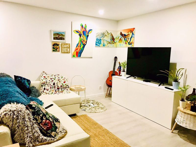 cantinho:abril-12 Meu cantinho: sala de estar com quadros super coloridos