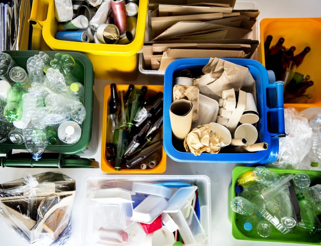 como-separar-destinar-lixo-ciclovivo-istock Lixo reciclado separado em caixas coloridas