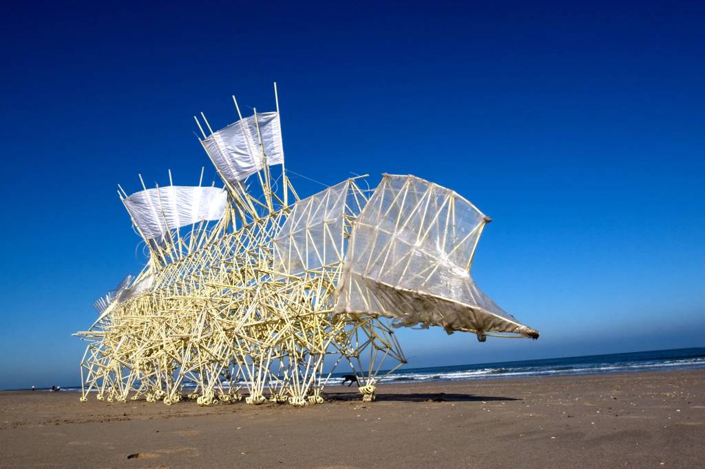 essas-esculturas-cineticas-parecem-estar-vivas-wired Esculturas cinéticas na praia