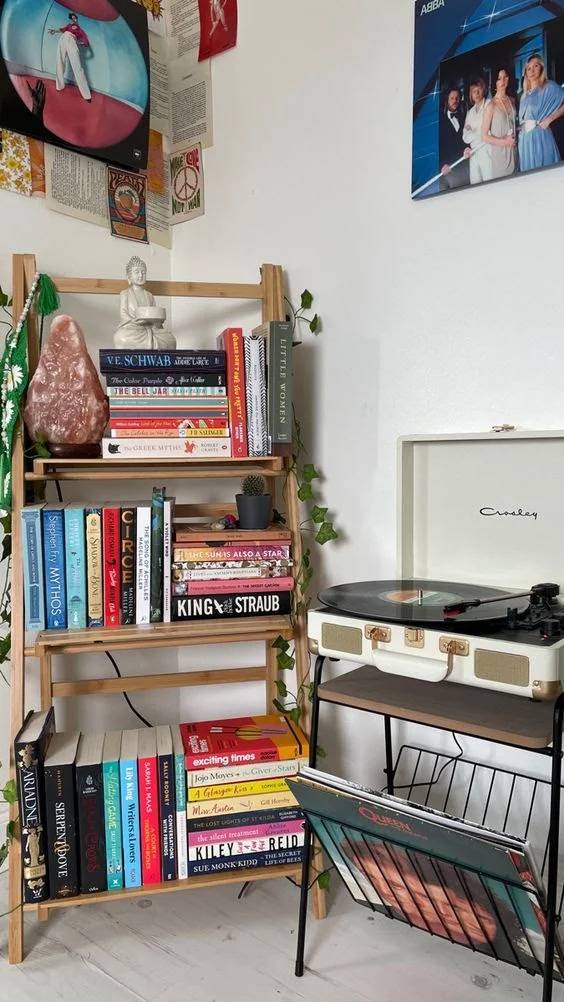 quarto-indie-09 Parede com pôsteres, estante com livros e vitrola