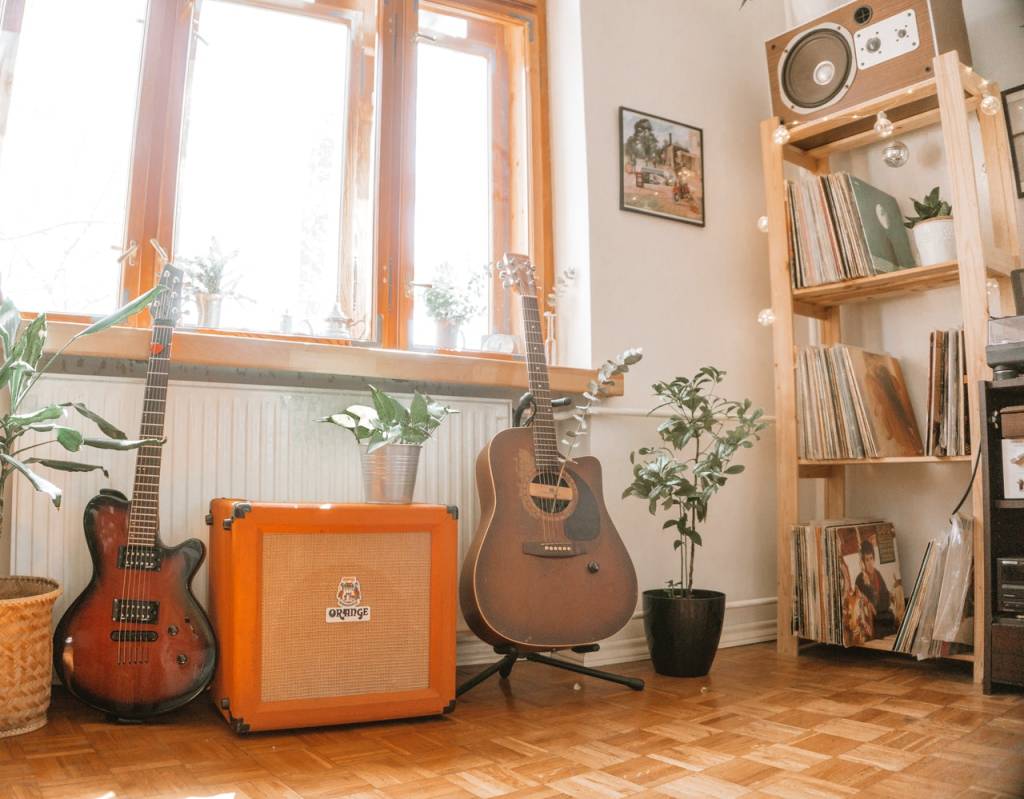 quarto-indie-10 Quarto com discos de vinil em estante e instrumentos musicais