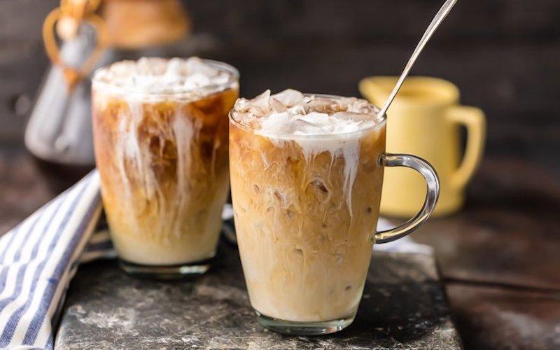 Canecas de vidro com café gelado