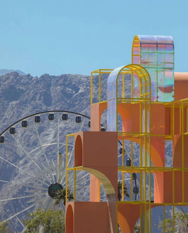 the-plauground-coachella-2022-designboom-01 Estrutura do The Playground com a roda gigante do festival ao fungo