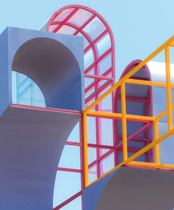 the-plauground-coachella-2022-designboom-02 Detalhe dos arcos coloridos do The Playground