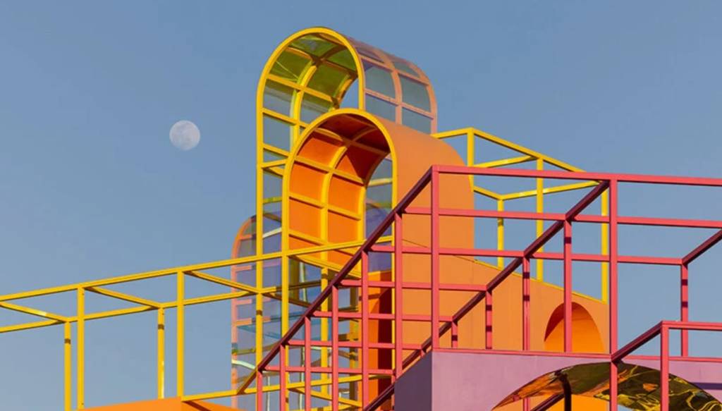 the-plauground-coachella-2022-designboom-05 Arcos coloridos do The Playground com lua ao fundo