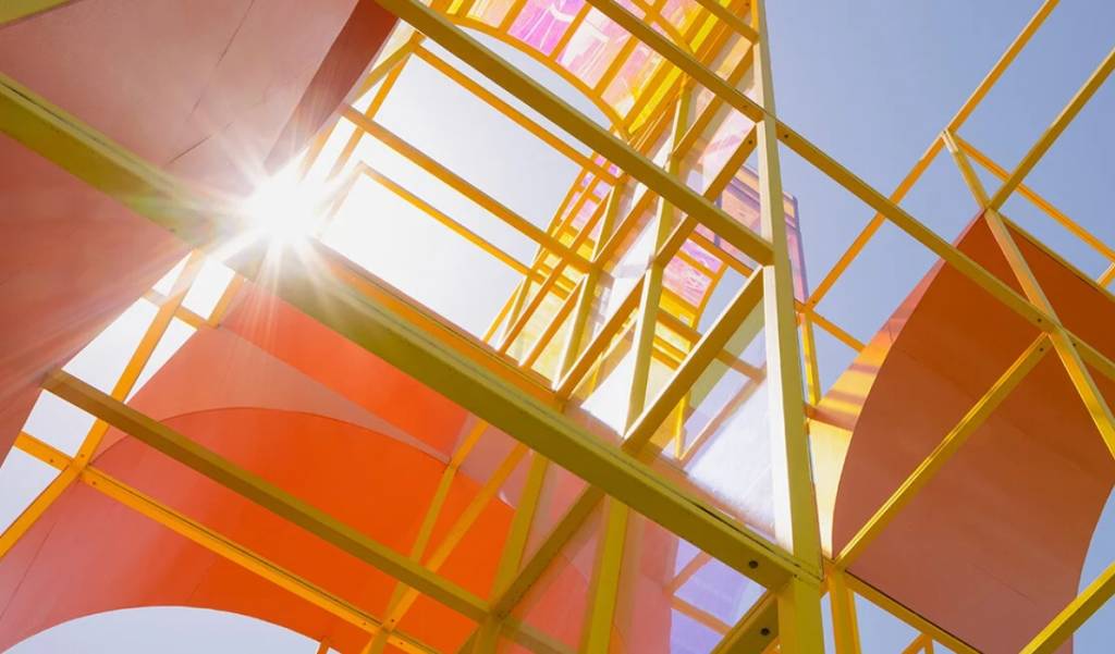 the-plauground-coachella-2022-designboom-06 Luz do Sol passando por estrutura do The Playground
