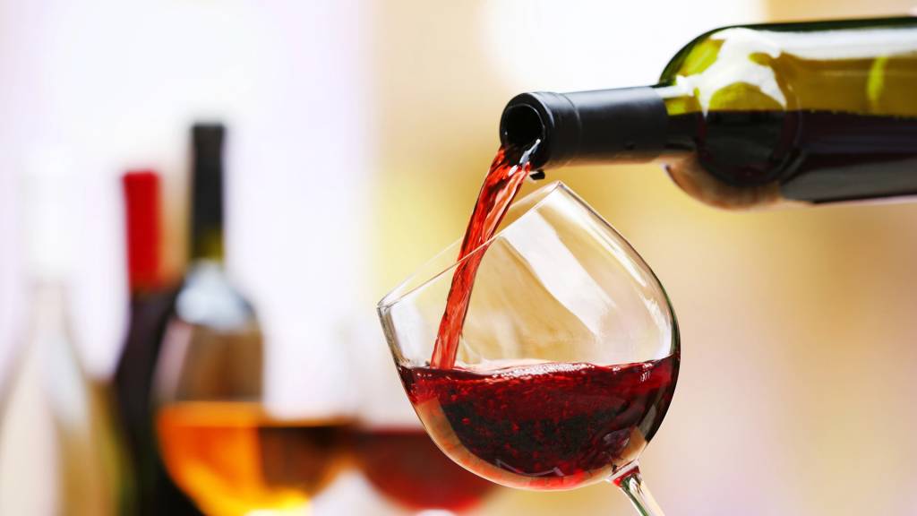vinho-pascoa-shutterstock Vinho sendo servido em taça
