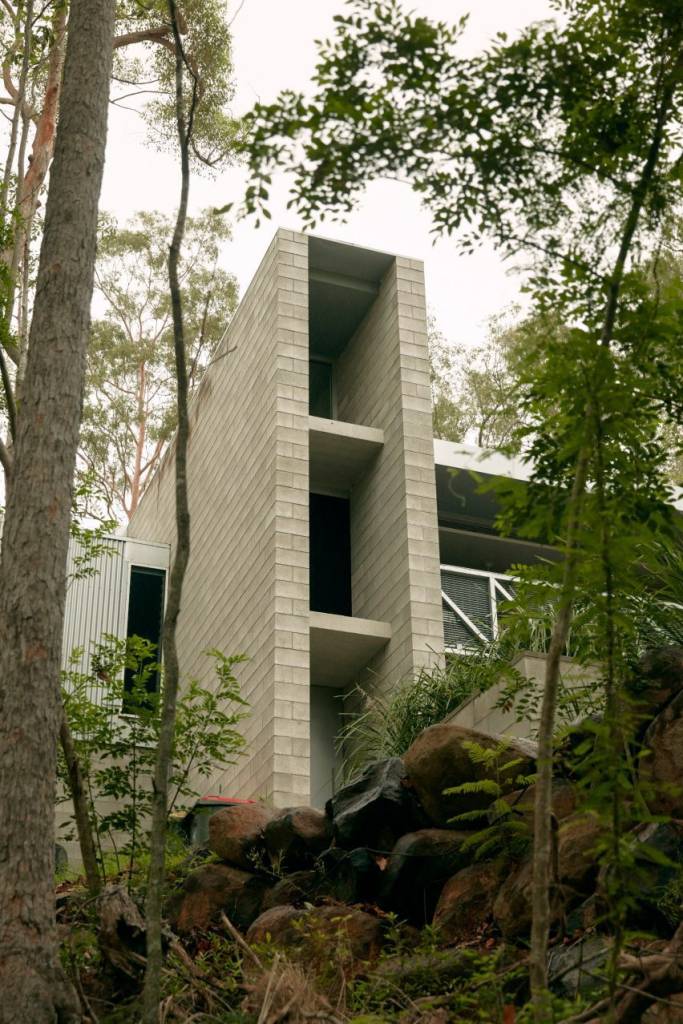 Fachada de casa toda feita em blocos de concreto.