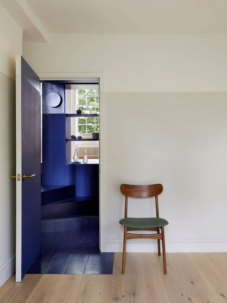 11-com-base-neutra-e-detalhes-azuis-ape-de-65-m-2-ganha-vista-para-jardim Porta com acesso a ambiente pintado de azul