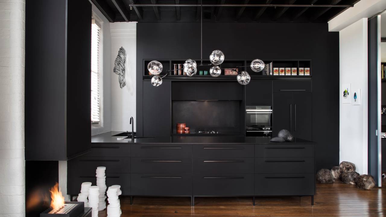 Sala de estar com estante preta e piso de madeira
