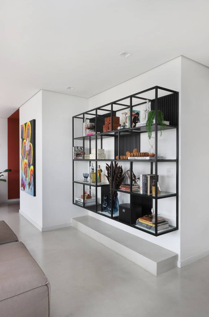 12-estilo-industrial-arte-e-integracao-marcam-este-apartamento-em-sao-paulo Estante de serralheria preta