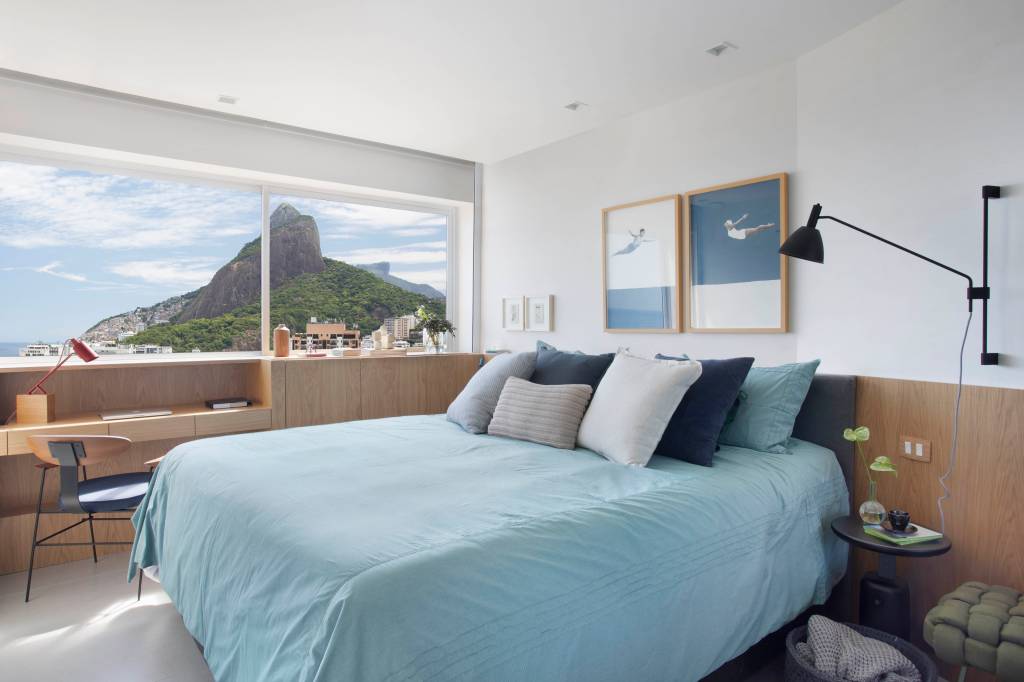 Quarto de casal com vista para morro dos dois irmãos no Rio e décor neutro