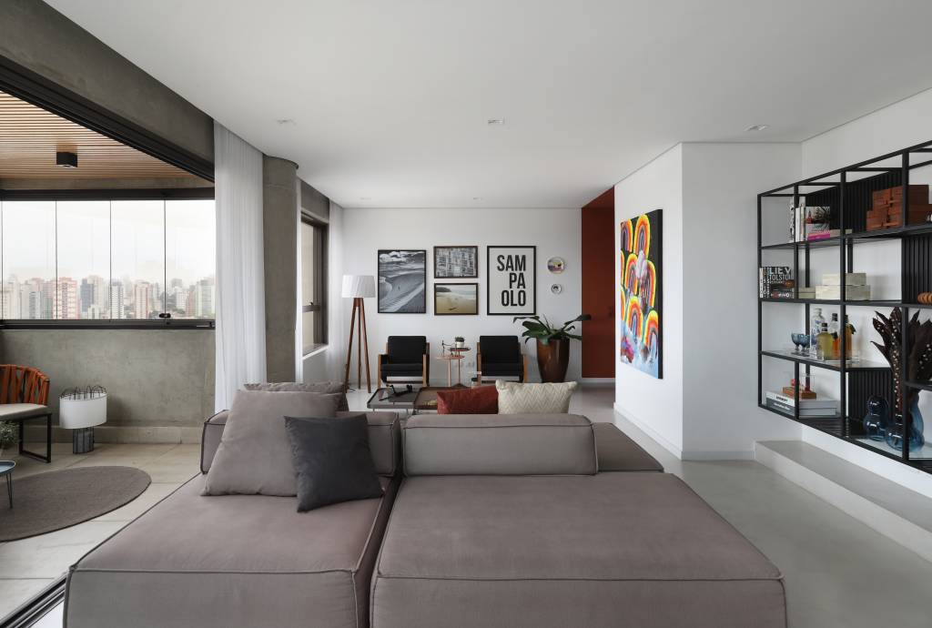 13-estilo-industrial-arte-e-integracao-marcam-este-apartamento-em-sao-paulo Sala de star com sofá cinza