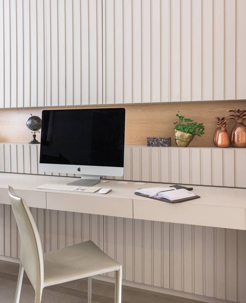 14-ape-de-240-m-2-tem-pe-direito-duplo-e-vista-panoramica-de-sao-paulo Home office com painel ripado branco e cadeira branca