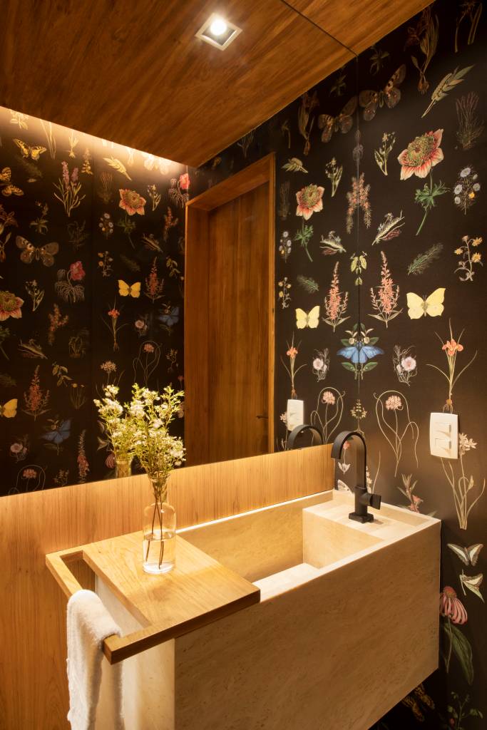 16-reforma-deixa-ape-de-150-m-2-mais-iluminado-e-com-ambientes-leves Lavabo com papel de parede escuro, espelho e painel de madeira
