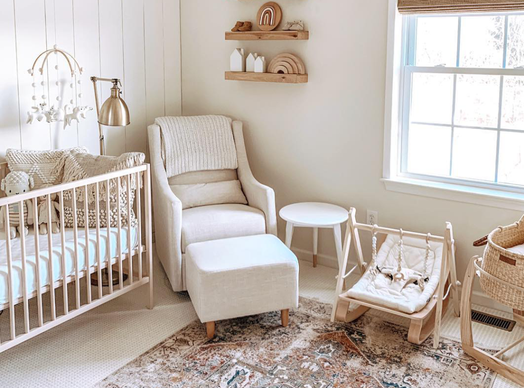 3-como-sera-o-quarto-do-bebe-da-rihanna Quarto de bebê com decoração neutra, berço, poltrona de amamentação e brinquedos