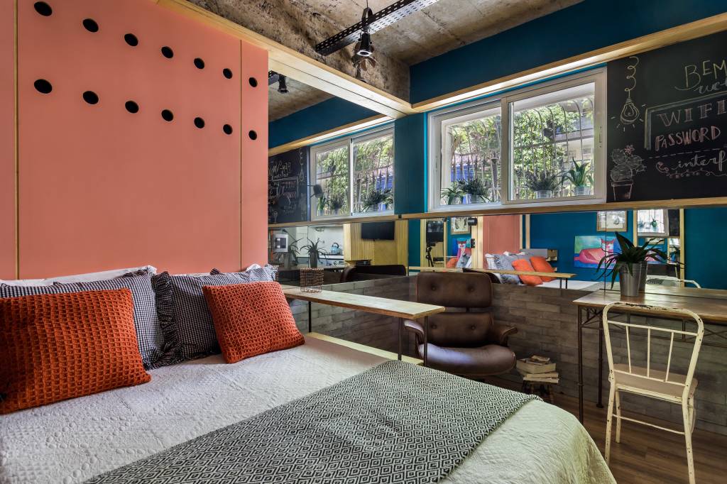 3-micro-loft-ganha-tijolinhos-e-geladeira-retro-laranja Cama na frente de painel em mini loft