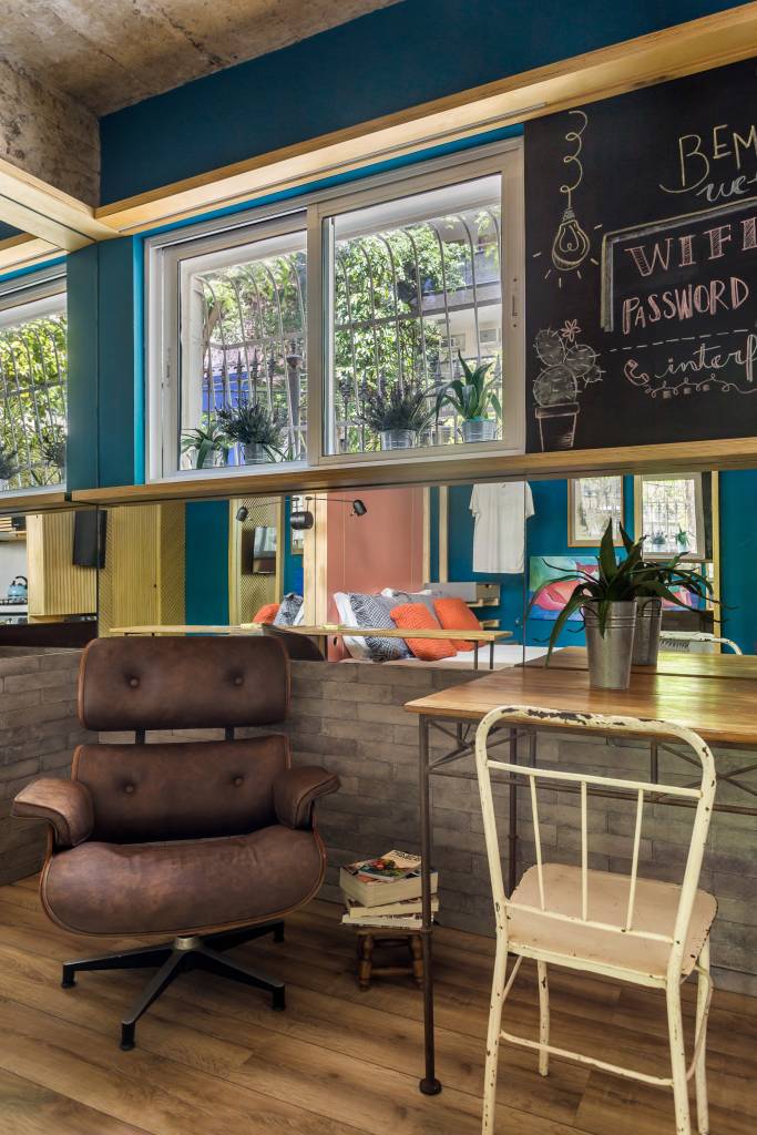 4-micro-loft-ganha-tijolinhos-e-geladeira-retro-laranja Cadeira eames em mini loft