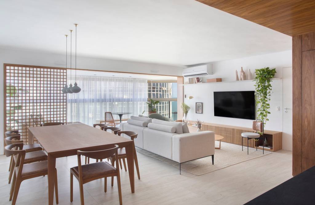 4-reforma-deixa-ape-de-150-m-2-mais-iluminado-e-com-ambientes-leves Sala de estar integrada ao jantar com décor leve e claro e vista para o Rio de Janeiro