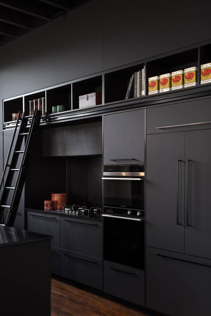 5-armazem-de-145-m-2-ganha-estilo-industrial-e-vira-casa-e-estudio-de-artista Estante preta em sala de estar