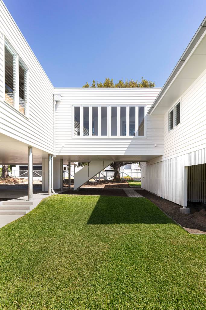 5-casa-recebe-extensao-contemporanea-com-detalhes-em-terracota Passarela entre casas na Austrália, fachada branca