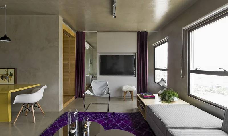 5-dicas-ampliar-apartamentos-pequenos-landhi-Diego Revollo Arquitetura-03 Sala de tv com tapete roxo