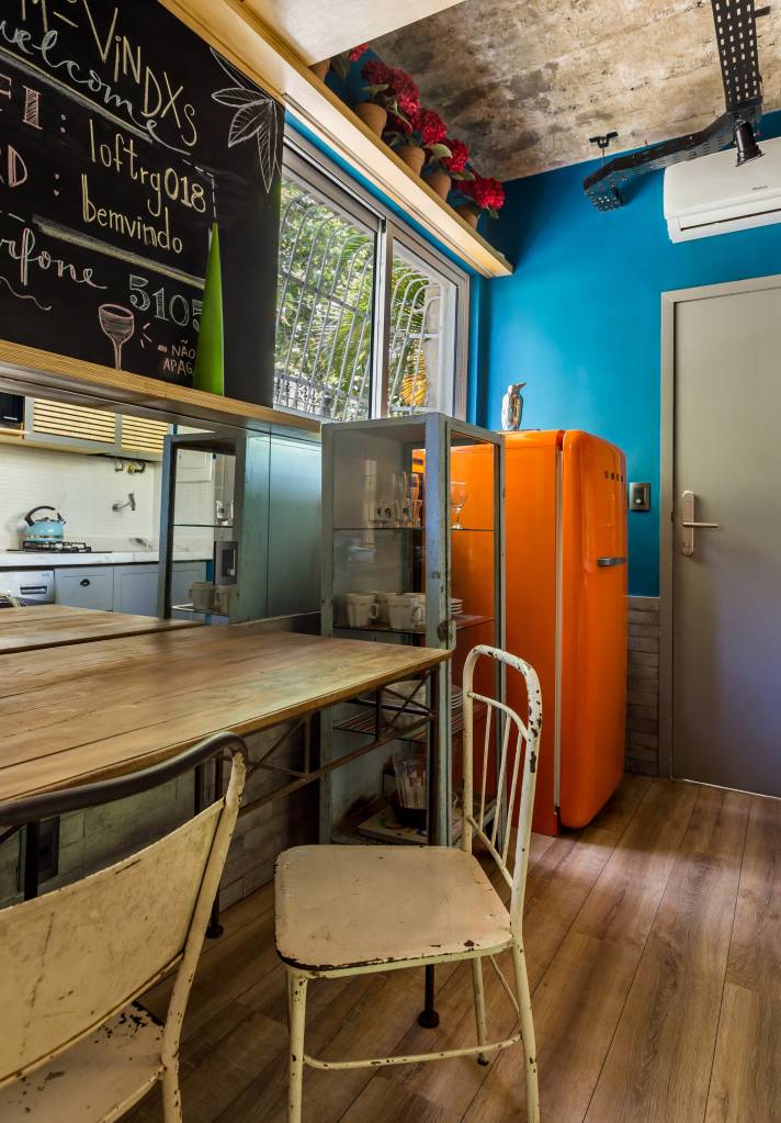 5-micro-loft-ganha-tijolinhos-e-geladeira-retro-laranja Geladeira retrô na sala de mini loft
