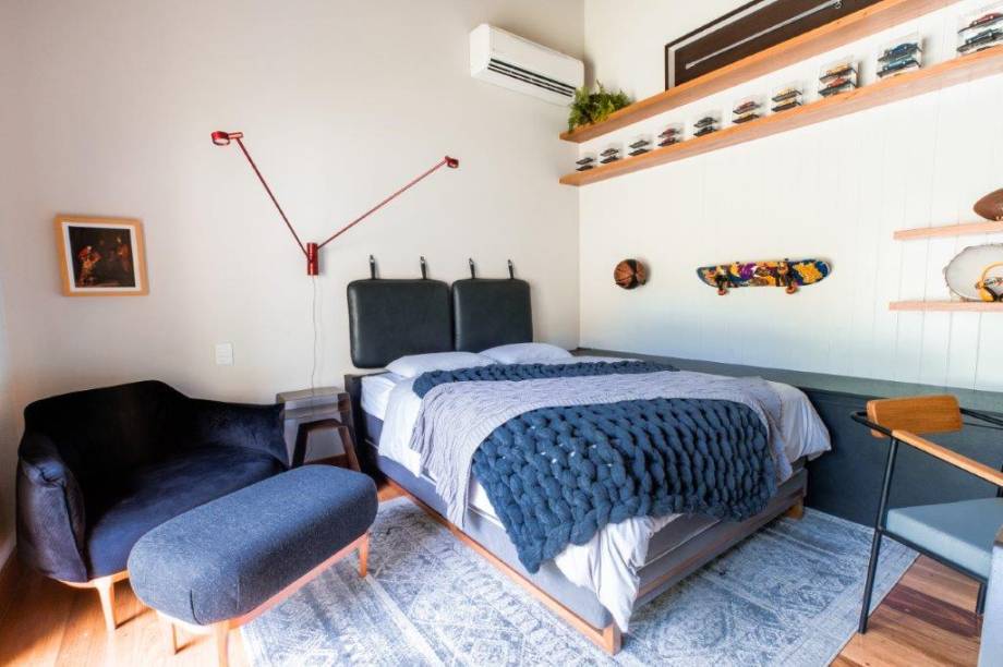 Para um jovem adolescente um quarto contemporâneo, com referências industriais e o aconchego da madeira. Para um jovem adolescente um quarto contemporâneo, com referências industriais e o aconchego da madeira.