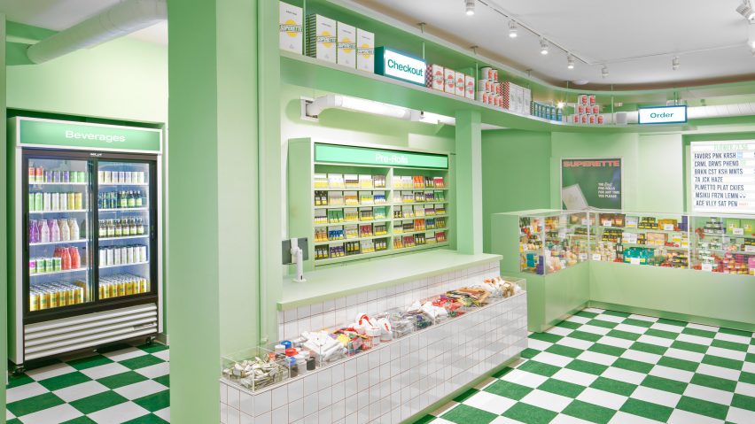 As-10-lojas-mais-diferentonas-que-voce-vai-encontrar-Alex Lysakowski Loja com cor verde pastel predominante. Piso quadriculado em estilo retrô.