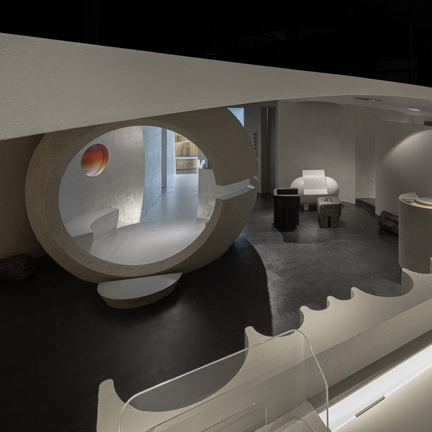 As-10-lojas-mais-diferentonas-que-voce-vai-encontrar-Formoral Interior com arquitetura em curvas.