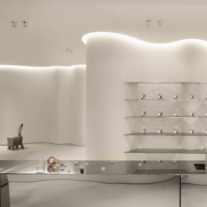 As-10-lojas-mais-diferentonas-que-voce-vai-encontrar-Inspace Interior de loja todo em branco com arquitetura em curvas.