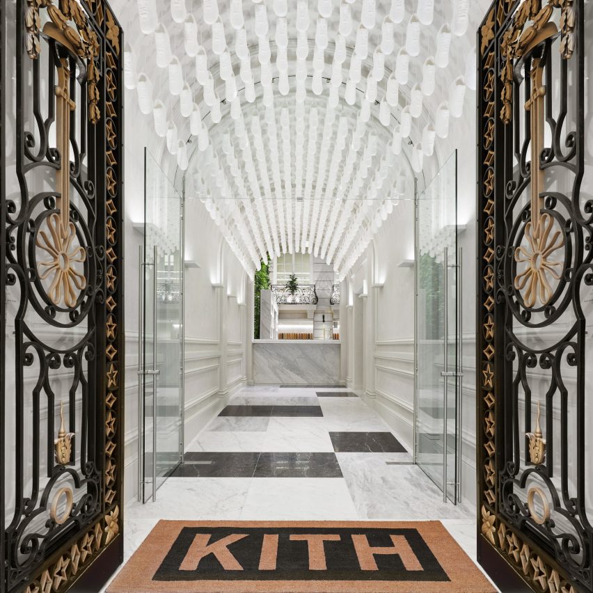 As-10-lojas-mais-diferentonas-que-voce-vai-encontrar-Kith Hall de entrada com teto em curva coberto por tênis Nike brancos.